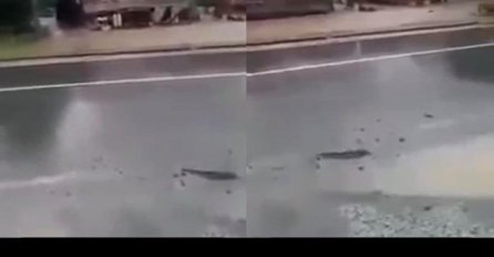 VODA RUŠI KUĆE, SVE POTOPLJENO, GRAĐANI PREŽIVLJAVAJU HOROR: Haos kakav se ne pamti