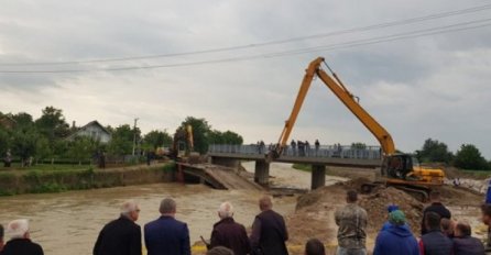 VODA SRUŠILA MOST, CIJELI KANTON U OPASNOSTI: Najgore se očekuje u toku noći