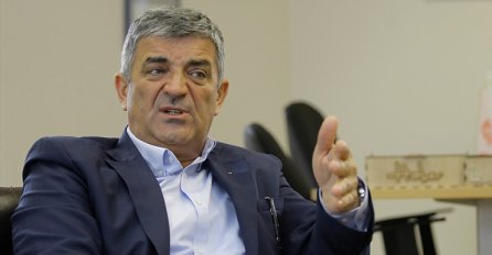 GOSPODINE AJNADŽIĆU, JE LI VAS BAR MALO SRAMOTA Načelnik 'najvažnije' općine ima brojne aferime, ali i armiju lažnih profila koji ga brane 