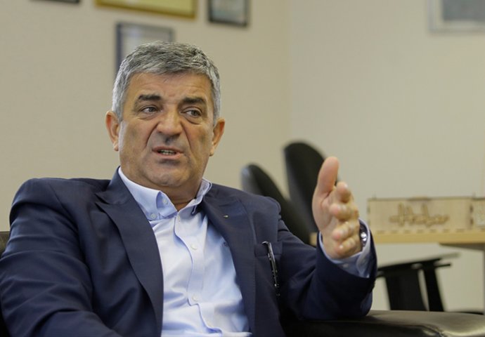 GOSPODINE AJNADŽIĆU, JE LI VAS BAR MALO SRAMOTA Načelnik 'najvažnije' općine ima brojne aferime, ali i armiju lažnih profila koji ga brane 