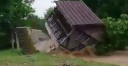 RIJEKA NOSI KUĆU KAO DA JE PERO! STARAC OSTAO BEZ ČARDAKA I ŠTALE! Strahovito nevrijeme u regionu (VIDEO)