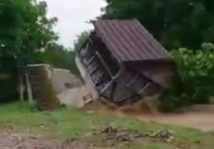 RIJEKA NOSI KUĆU KAO DA JE PERO! STARAC OSTAO BEZ ČARDAKA I ŠTALE! Strahovito nevrijeme u regionu (VIDEO)