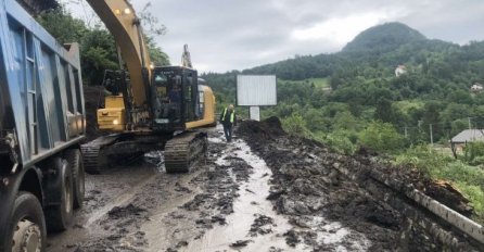 STRAVIČAN PRIZOR NA LICU MJESTA: Klizište blokiralo saobraćaj, teške mašine na terenu pokušavaju osoposobiti saobraćaj