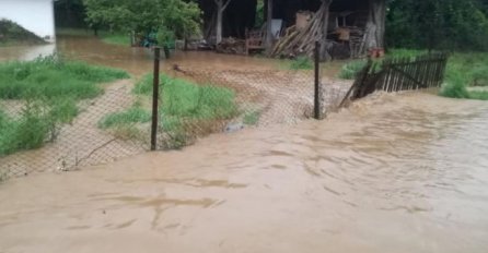 VANREDNO STANJE, CIJELO MJESTO POD VODOM, NAROD PLAČE: Uništeni plastenici, malinjaci, OGROMNA ŠTETA! (POGLEDAJTE SLIKE)