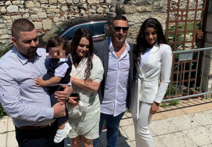 VELIKO SLAVLJE, DARKO LAZIĆ I MARINA STIGLI U CRKVU: Ona sva u bijelom, ljepota koja ODUZIMA DAH!  (FOTO)