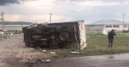 HAOS U GLAVNOM GRADUM, LJUDI PANIČNO BJEŽALI SA ULICA, TRAŽILI SKLONIŠTE: Ovakvo nevrijeme se ne pamti! (VIDEO)