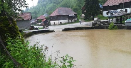 GRAĐANI ODSJEČENI OD SVIJETA, TOTALNO UNIŠTENI PUTEVI, A SAD POKRENUTO I KLIZIŠTE: Ljudi u strahu