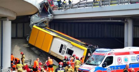 TEŠKA NESREĆA USRED GLAVNOG GRADA Sletio gradski autobus s nadvožnjaka, jedno poginulo, veliki broj povrijeđenih