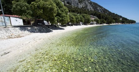 EVO KAKO TRENUTNO IZGLEDA PLAŽA U MAKARSKOJ: Sve je pusto, nema žive duše, PRIZOR KOJI ĆE VAS ZAPREPASTITI  (FOTO)