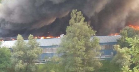 GORI CIJELA FABRIKA, STRAHUJU OD EKSPLOZIJE: Panika u cijelom gradu (FOTO/VIDEO)