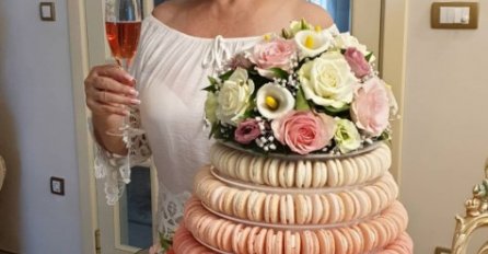 ČESTITKE STIŽU SA SVIH STRANA, UŠLA U SEDMU DECENIJU A IMA POSEBAN RAZLOG ZA SLAVLJE: Pored nje on, nikada bolje nije izgledala!