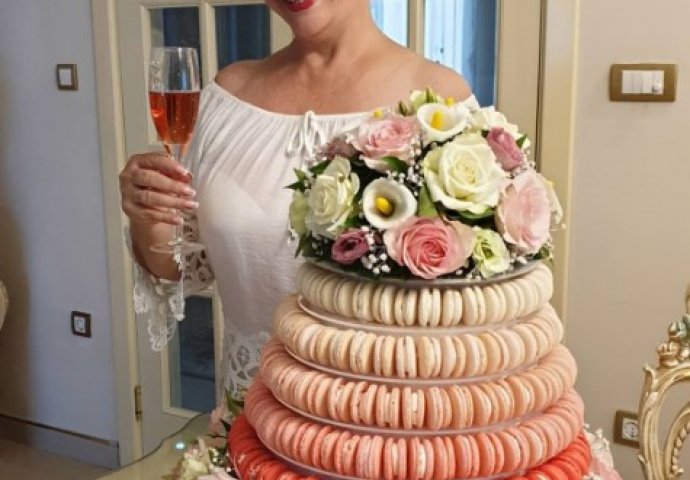 ČESTITKE STIŽU SA SVIH STRANA, UŠLA U SEDMU DECENIJU A IMA POSEBAN RAZLOG ZA SLAVLJE: Pored nje on, nikada bolje nije izgledala!