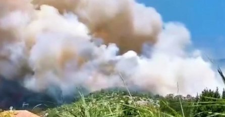 POŽAR KAKAV SE NE PAMTI, CRNI DIM BUKTI SA SVIH STRANA: Nalazi se blizu kuća, pristižu prve informacije 