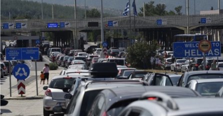 HAOS NA GRANICI, TURISTI ČEKAJU U REDU OD 8 KILOMETARA: Evo šta se dešava,  “SVE TESTIRAJU!”