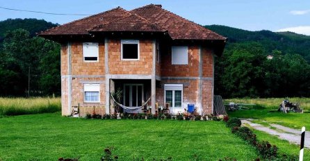 ŽIVI NA SELU, U KUĆI BEZ FASADE, BRALA BOROVNICE ZA DNEVNICU: Evo ko je u stvari NOVA SNAHA LEPE BRENE, ODUŠEVIT ĆETE SE 