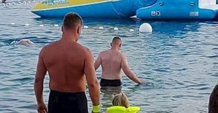 SVI PRIČAJU O OVOJ SLICI SA PLAŽE, JEDAN DETALJ ĆE VAS ZAPREPASTITI: Pogledajte DONJI dio i sve će vam biti jasno