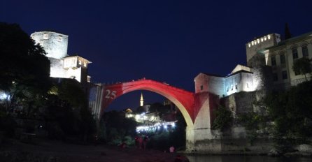 Stari most u bojama zastave SAD-a u povodu Dana nezavisnosti