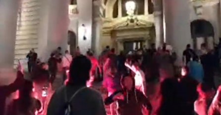 LETE FLAŠE I KAMENICE, HULIGANSKI UPADI U PARLAMENT: Velika drama, napad na policajce?