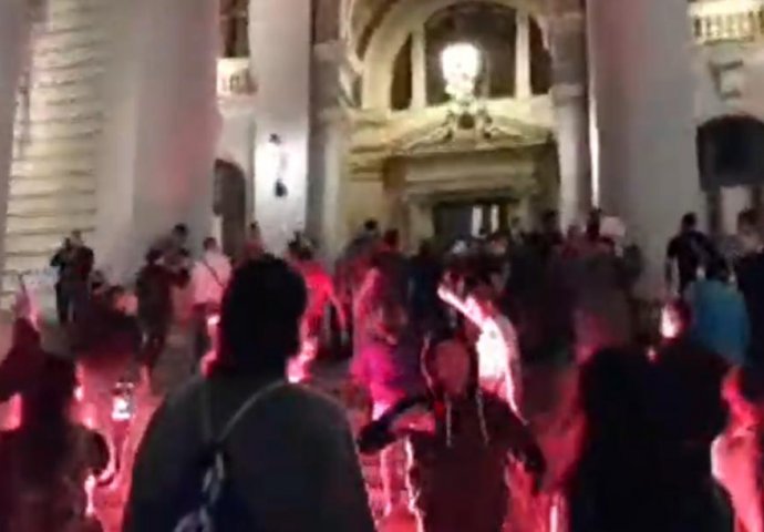 LETE FLAŠE I KAMENICE, HULIGANSKI UPADI U PARLAMENT: Velika drama, napad na policajce?