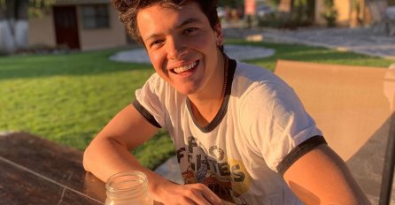 GLUMAC UMRO IZNENADA, FANOVI U SUZAMA: Oglasila se ožalošćena porodica, SVI SU POTRESENI