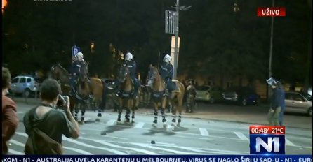 Policija suzavcem i silom rastjerala prosvjednike u Beogradu