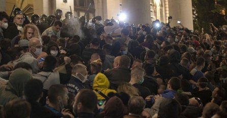 EVO KAKO JUTROS IZGLEDAJU ULICE BEOGRADA: Protesti bjesnili ŠEST SATI, izgorjela vozila na sve strane, policija na ulici! (FOTO)