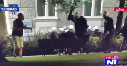 EVO ŠTA SE DESILO SA MLADIĆIMA KOJE JE POLICIJA SINOĆ ISPENDREČILA NA KLUPI: Snimili su ih nakon 15-ak minuta, OVO NIJE MOGUĆE! (VIDEO)