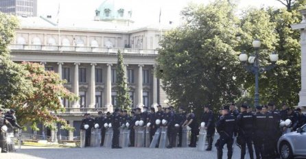 HAOS ISPRED NARODNE SKUPŠTINE, NAKON SERGEJA SAD I NJEGA IZUDARALI: Tukli ga kaiševima, POLITIČAR KOJEG CIJELA SRBIJA ZNA