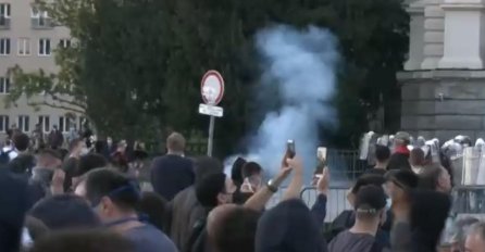POLICIJA BACILA SUZAVAC, KRENUO JE I VODENI TOP: Nezapamćeni haos u BEOGRADU, POGLEDAJTE ŠTA SE DEŠAVA (VIDEO)