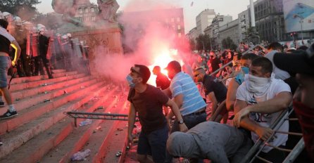 BEOGRAD SE CRVENI, VATRA I DIM: Slike iz glavnog grada obilaze REGION, desilo se ono što NIKO NIJE ŽELIO (FOTO)