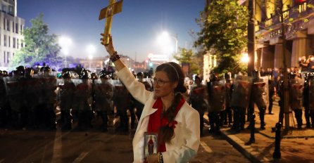 NAJBIZARNIJA SCENA PROTESTA U SRBIJI, IZNENADA SE POJAVILA OVA ŽENA SA IKONOM U RUCI: Stala između policije i demonstranata, EVO ŠTA SE DESILO 