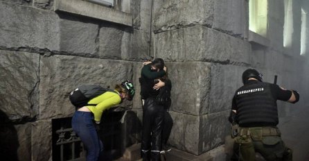 DVIJE SLIKE O KOJIMA BRUJI CIJELA SRBIJA: Čekajte da vidite broj 2, BAČEN JE SUZAVAC, A ONI PANIČNO RADE OVO 