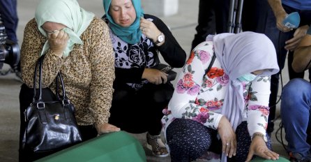 Jecaji se prolamaju do neba: Majke, očevi, žene, djeca, braća i sestre, posljednji put miluju tabute svojih najmilijih