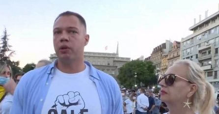 MLADIĆ  KOJI JE REKAO "OVO JE ZA ĆALETA" VEČERAS NA PROTESTE DOŠAO SA MAJKOM: Evo kako ona izgleda! (FOTO)