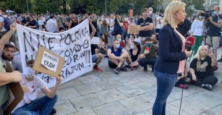 REGION PRIČA O OVOM DETALJU S PROTESTA Građani okružili novinarku RTS-a, imali su samo OVO DA PORUČE! Transparent koji je mnoge ostavio u nevjerici
