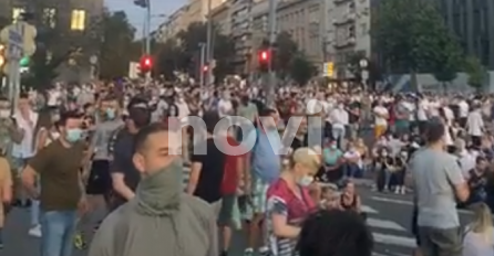 NOVI.BA NA LICU MJESTA: Protesti u Beogradu (VIDEO)