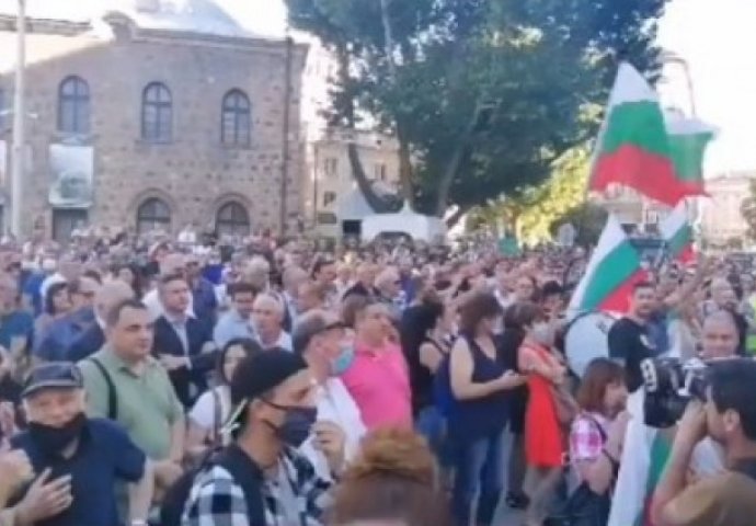 Burno i u Bugarskoj: Građani brane predsjednika