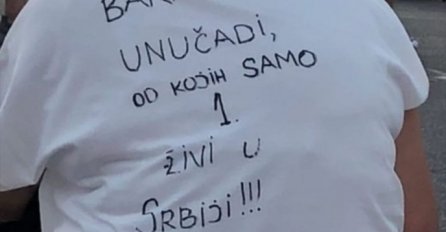 SVI SU VEČERAS NA PROTESTIMA GLEDALI U OVU BAKU, POGLEDAJTE ŠTA JOJ PIŠE NA MAJICI: Ništa tužnije niste vidjeli