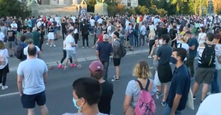ČETVRTI DAN PROTESTA U SRBIJI: Došlo je do prvih hapšenja, HILJADE LJUDI NA ULICAMA! 