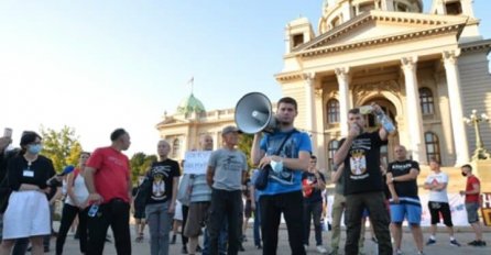 STIGLI NA PROTEST U BEOGRAD, ŠOKIRAT ĆETE SE KAD IM VIDITE MAJICE: Ovo je zgrozilo region