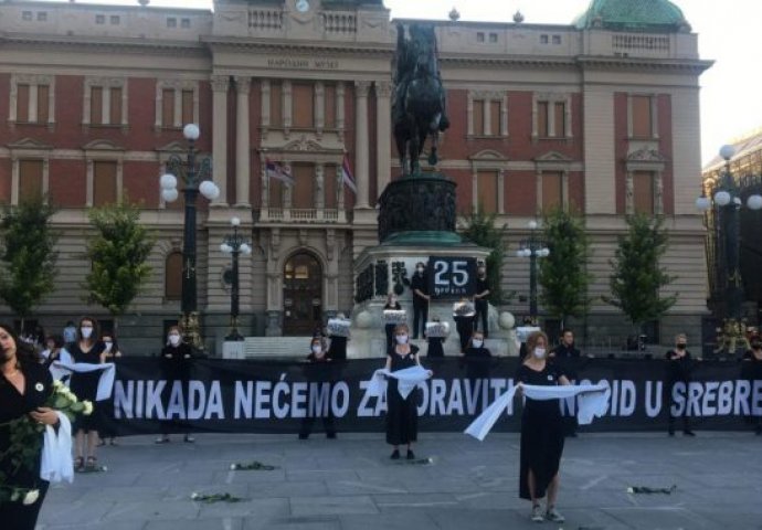 Žene u crnom u centru Beograda odale počast žrtvama genocida u Srebrenici