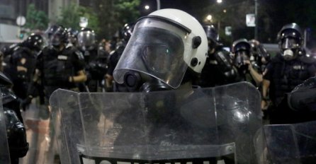 SIJEVAJU NOŽEVI, NAROD PROBIO OGRADU: Haos na pomolu, evo šta se trenutno dešava ispred Narodne skupštine