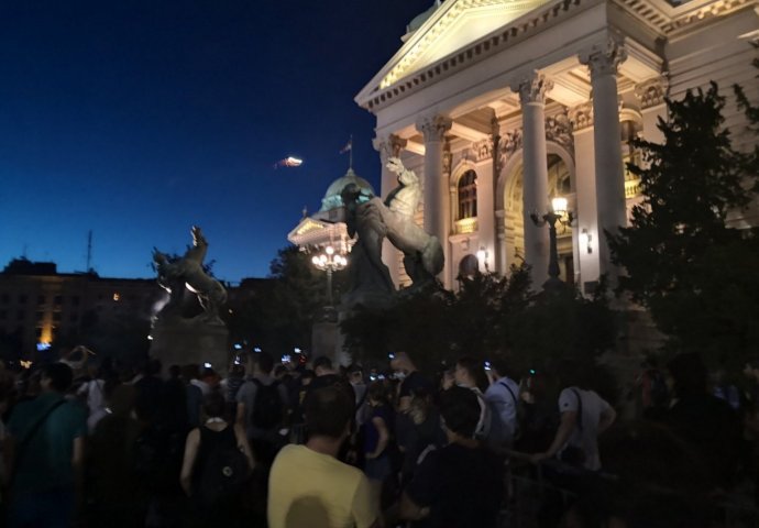 IZBODEN MUŠKARAC, EVO KO JE NAPADAČ - ODMAH JE UHAPŠEN: Bukte protesti u Beogradu, STIGLE NAJNOVIJE INFORMACIJE