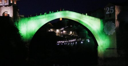 Stari most u Mostaru u znaku Cvijeta Srebrenice