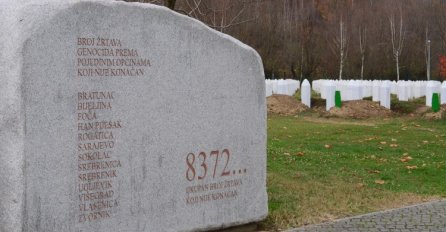 Položeno cvijeće na Memorijalni kamen u Potočarima