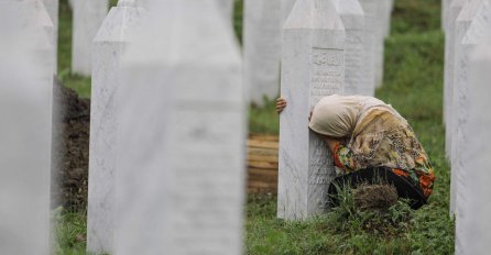 Članovi porodica ukopanih žrtava napuštaju Srebrenicu