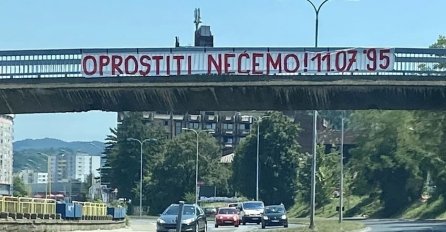 Nepoznate osobe uklonile transparent podrške žrtvama Srebrenice (FOTO)