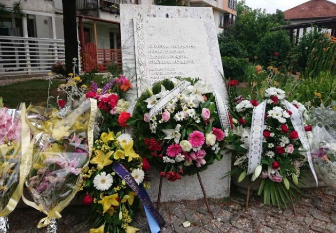 Odata počast žrtvama masakra u ulici Hakije Turajlića na Dobrinji