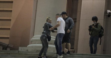 DJEVOJKA NAPRAVILA HAOS NA PROTESTU U BEOGRADU: Evo šta je uradila