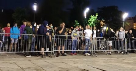 ŠOK PRIZOR NA PROTESTIMA U SRBIJI: Demonstranti stavili ispred policije hranu za pse, PA UZVIKIVALI OVO